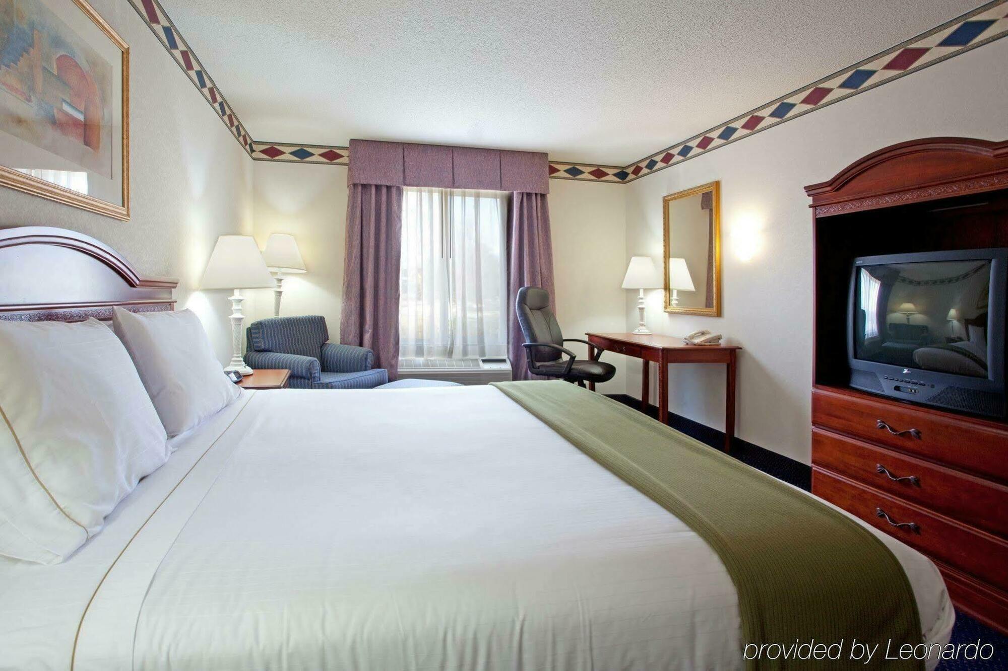Holiday Inn Express Hotel & Suites Mebane, An Ihg Hotel Exterior photo